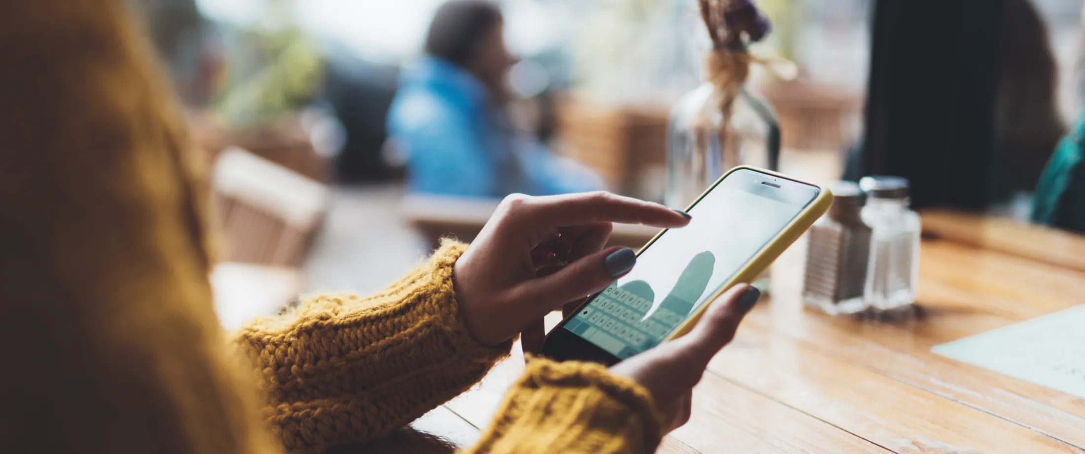 スマートフォンで投票する様子